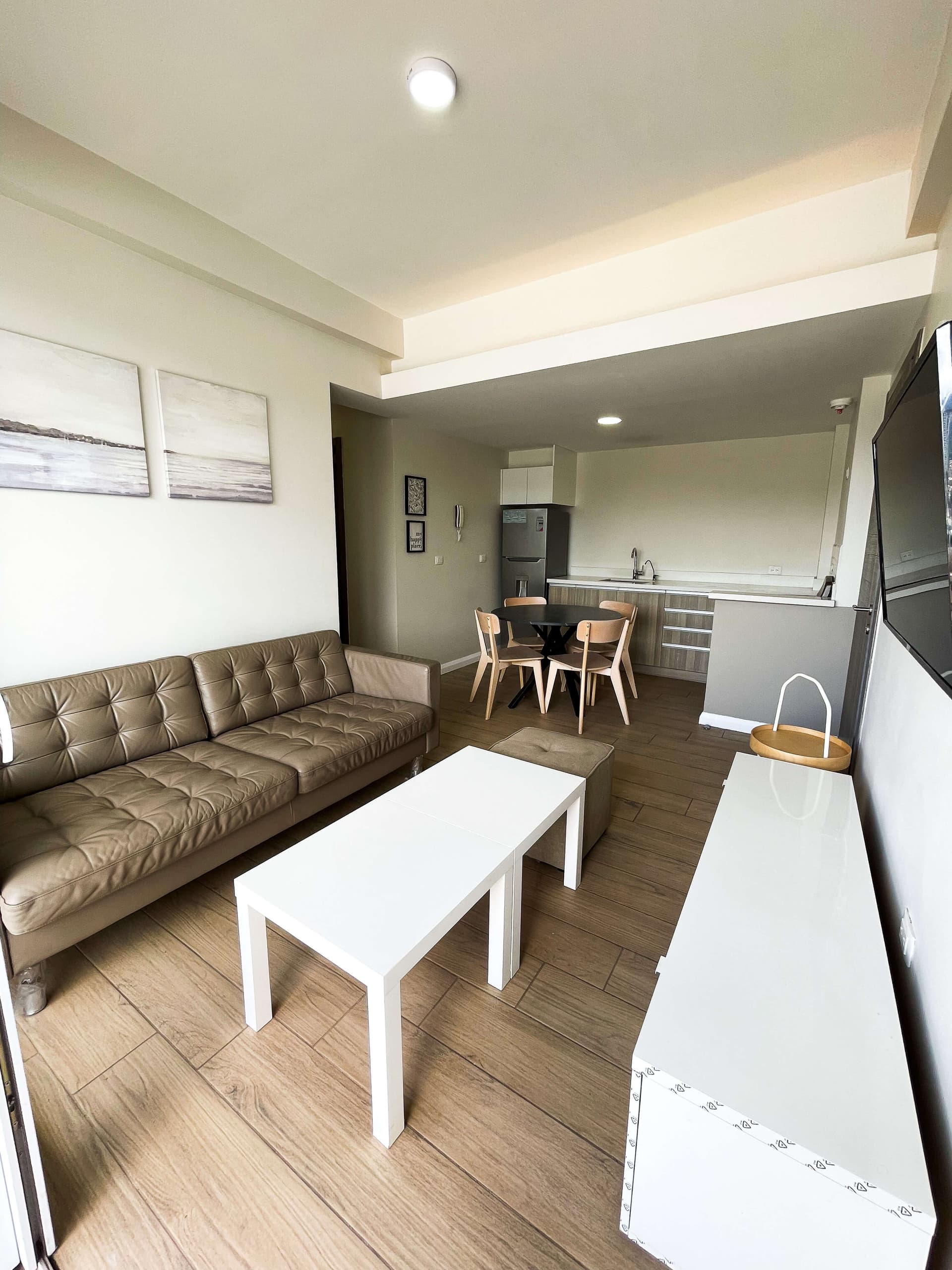 Sala amueblada con vista hacia la cocina y el comedor