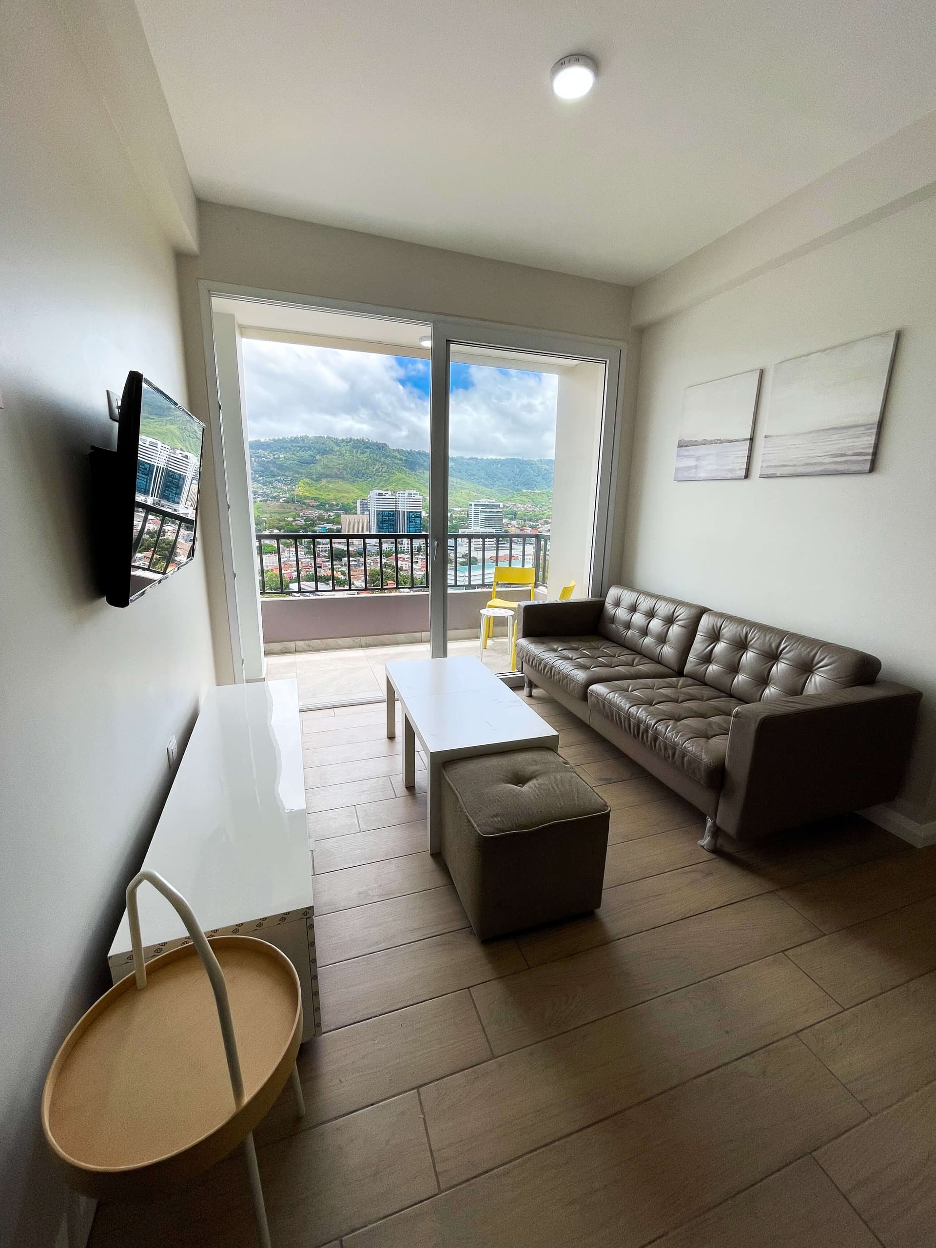 Sala con balcón panorámico y vista a la ciudad