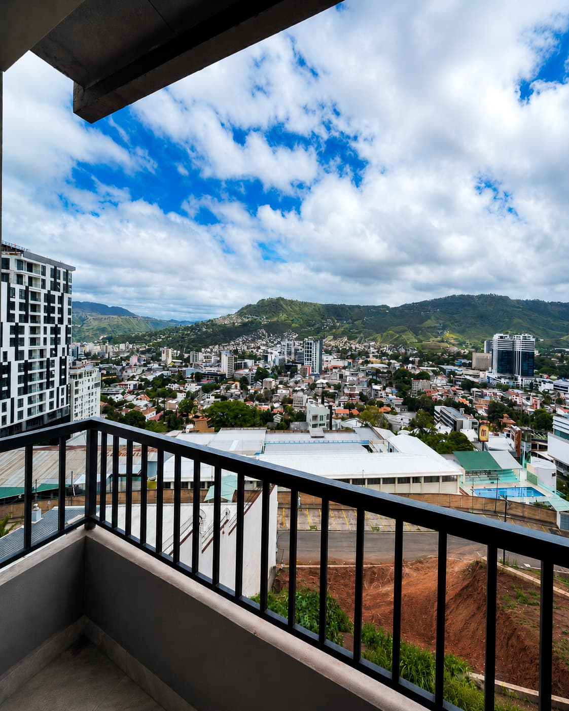 Balcón panorámico con vista a la ciudad y las montañas