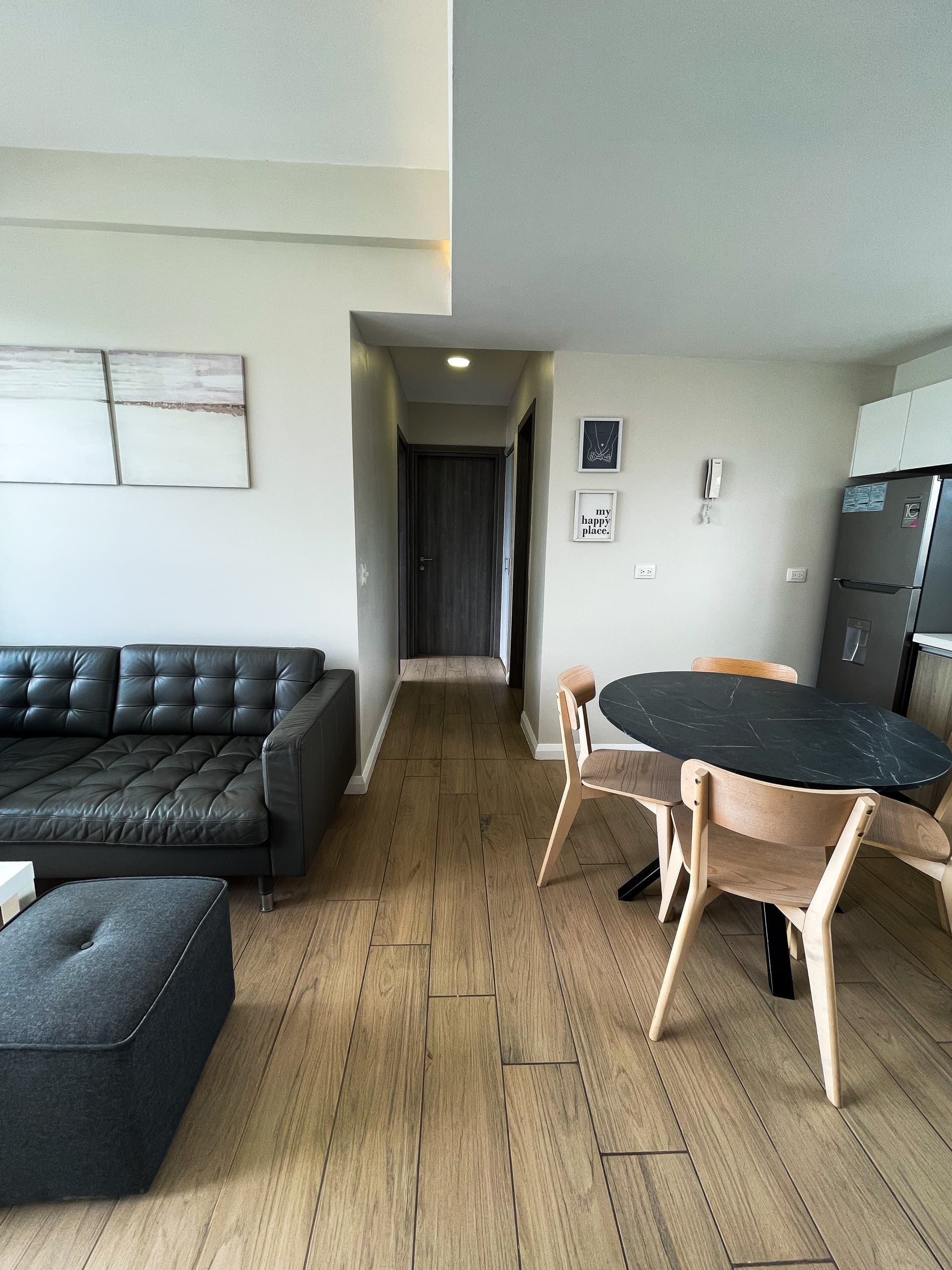Comedor y sala con acceso al pasillo de habitaciones