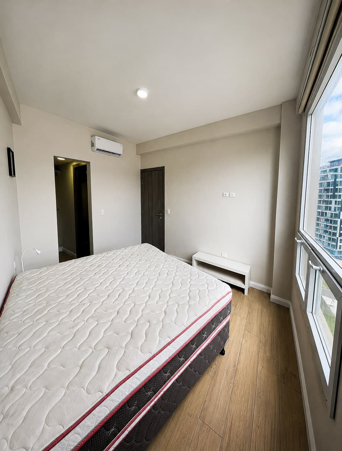 Habitación principal con cama King, aire acondicionado y ventana con vista panorámica