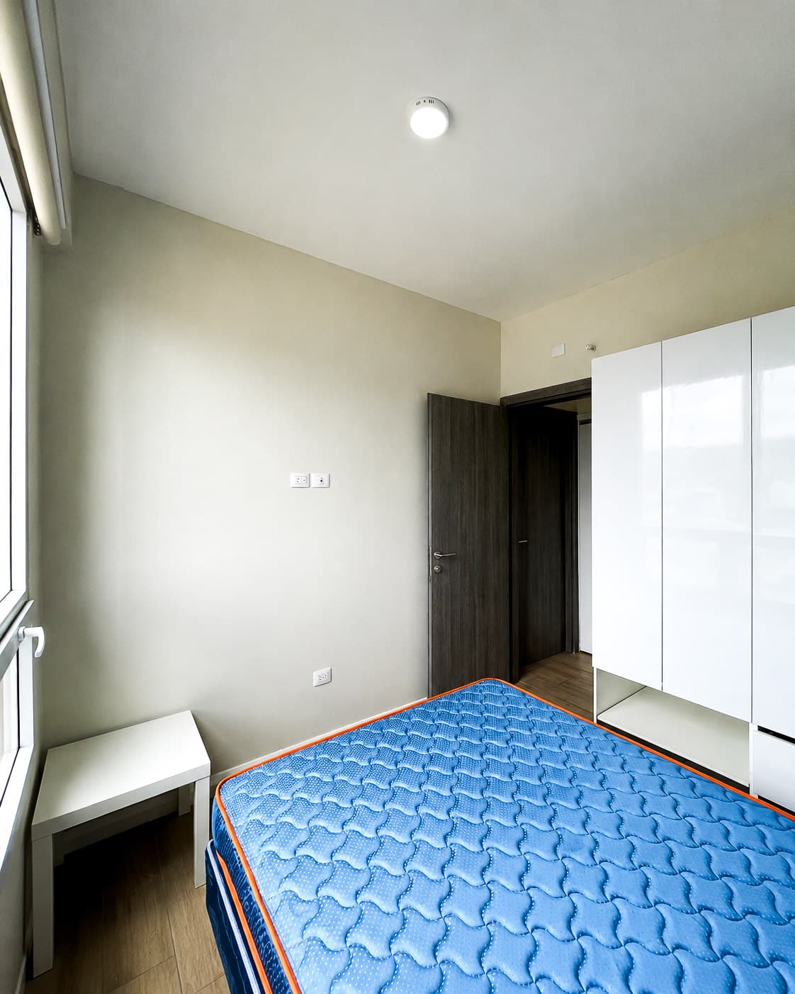 Habitación secundaria con cama matrimonial y clóset independiente