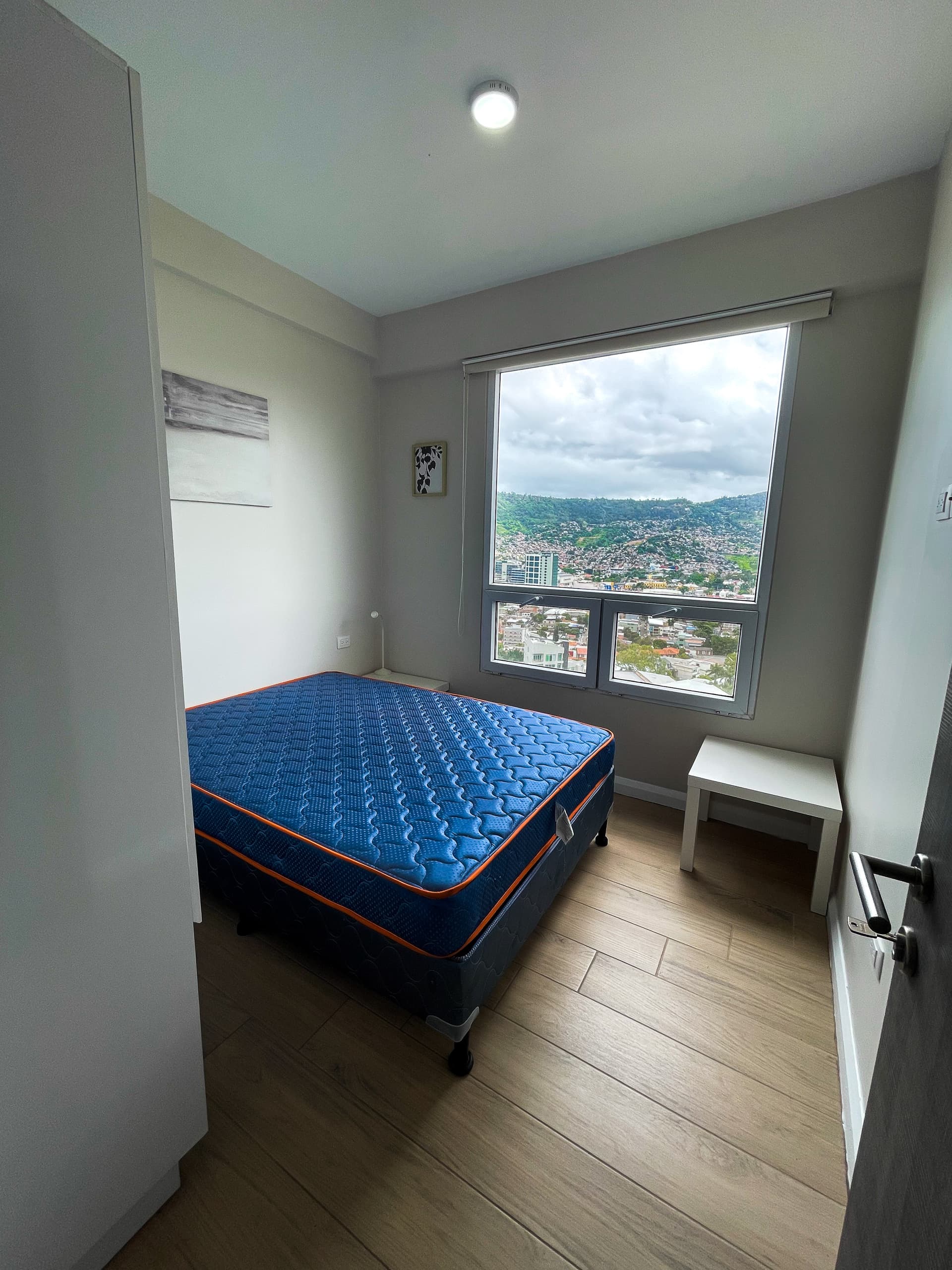 Habitación secundaria con cama matrimonial y clóset